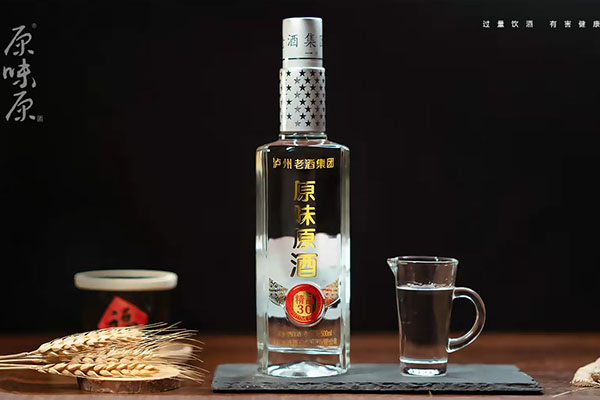 瀘州老酒與瀘州老窖一脈相傳，傾情打造“原味原酒”品質(zhì)品牌